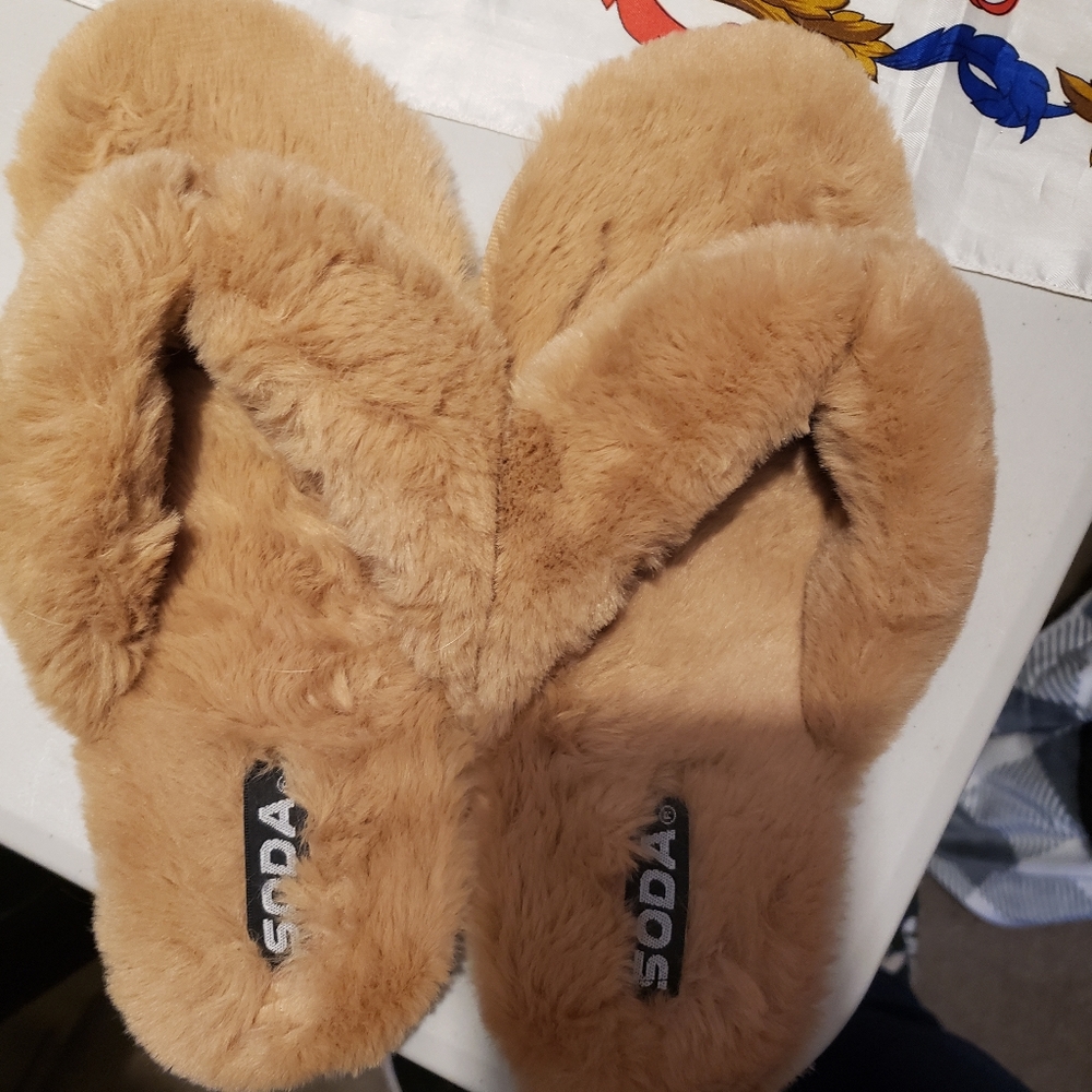 Super soft fake fur slippers